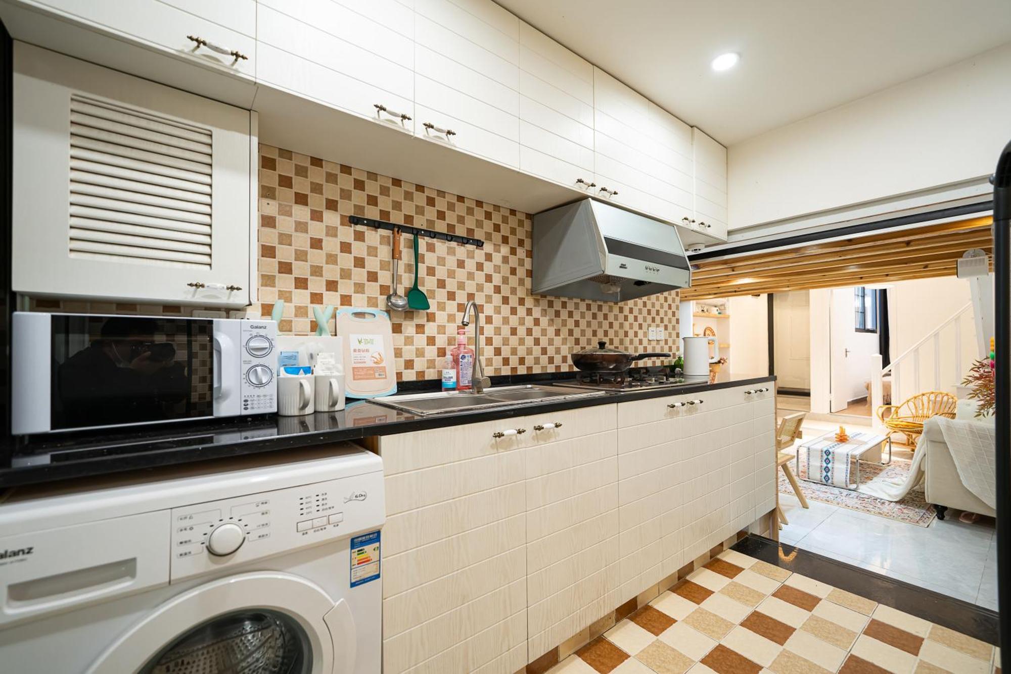 Downtown Yi Du - Near South Shaanxi Road Metro Station 600meters Apartment